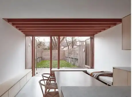 Extension with exposed painted beams opening onto the garden, Fulham